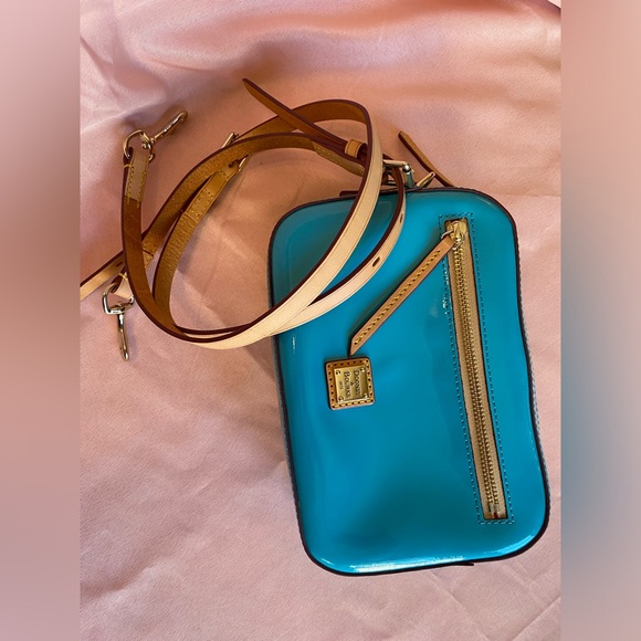 DOONEY & BOURKE BLUE TURQUOISE PATENT CAMERA ZIP CROSSBODY - Picture 3 of 10